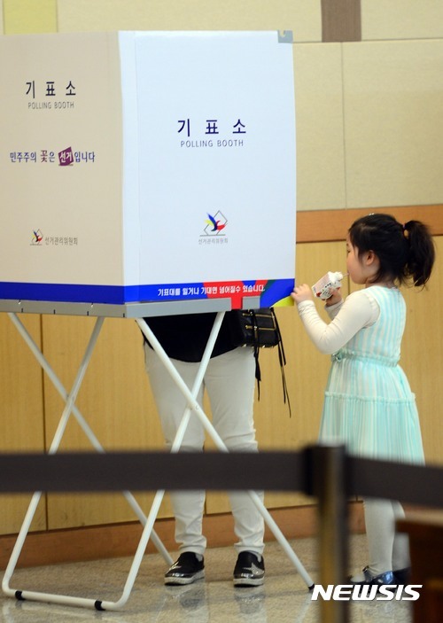 어린이날 부모님들 따라 투표장 온 아이들 .jpg | 인스티즈