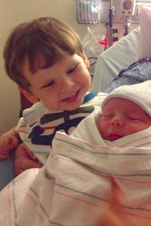 동생을 처음 본 아이들의 사랑스러운 반응.jpg | 인스티즈