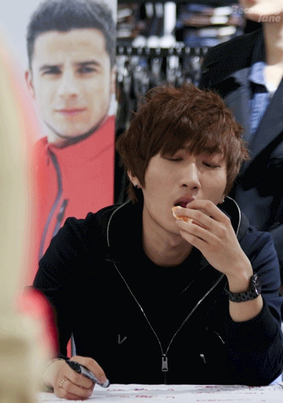 진짜 얘는 뭐 먹을때마다 이상함 | 인스티즈