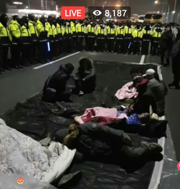 경찰이 휘두른 채증용 카메라에 부상 당한 농민(피 주의) | 인스티즈