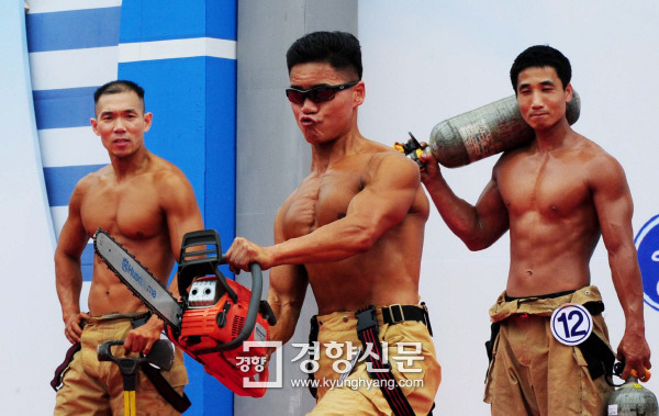 우리나라와 일본의 몸짱 소방관들.jpg | 인스티즈