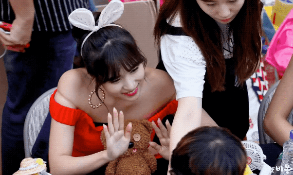 매니저에게 하이파이브 가로막힌 트와이스 팬의 최후.gif | 인스티즈