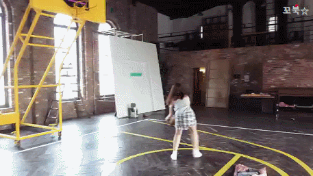 공 다루는 솜씨가 예사롭지 않은 여자친구.gif | 인스티즈