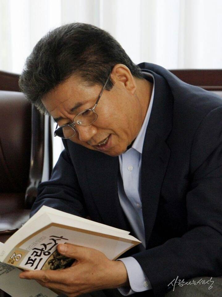 회의 참석자에게 [직접] 커피 타주던 [대통령] | 인스티즈