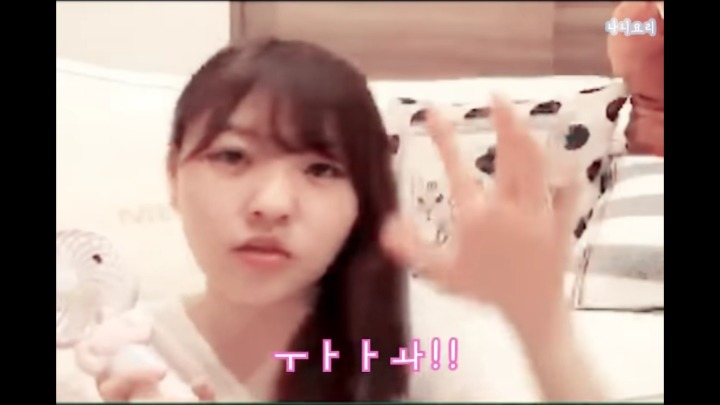 [프듀48] 쇼룸에서 최예나한테 선물받은 썰푸는 치요리.jpg (발캡쳐주의) | 인스티즈