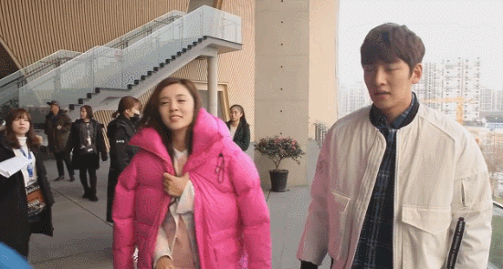 잘생긴 남자가 받는 눈빛.gif | 인스티즈