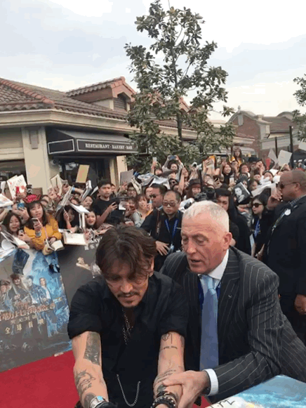 싸인 때문에 레드카펫 위에서 난동 부리는 남자.gif | 인스티즈