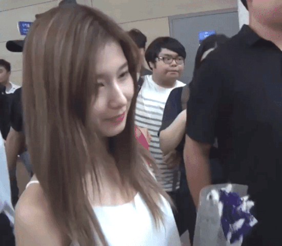 가까이온 카메라에 깜놀하는 사나.gif | 인스티즈