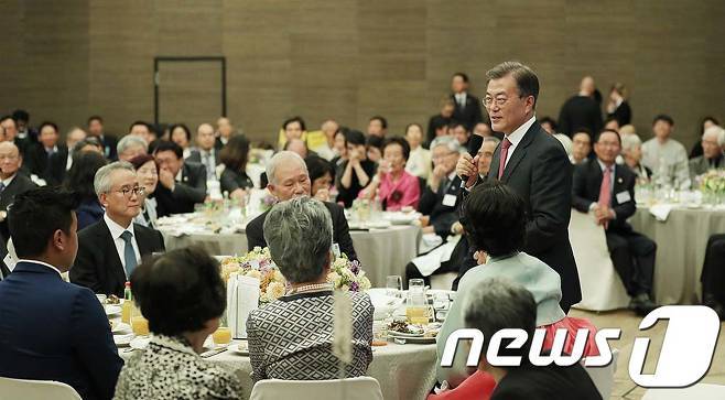 독일 교민들과 만난 문 대통령.jpg | 인스티즈