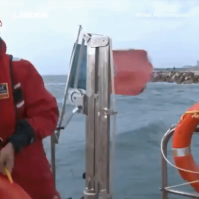 특이점이 온 구명튜브.gif | 인스티즈