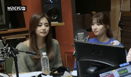 쯔위 어루만지는 모모.gif | 인스티즈