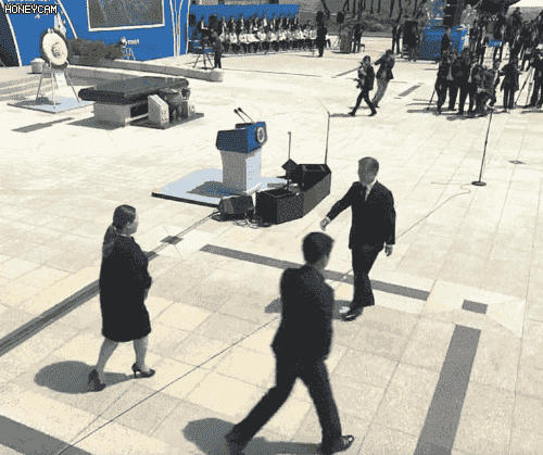 5.18 희생자 유가족 위로하는 문재인 대통령 | 인스티즈