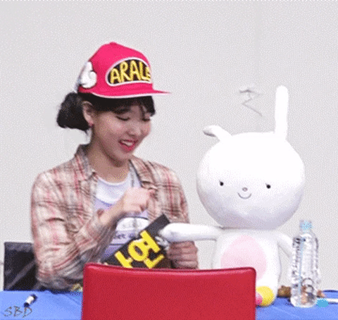 노잼 형에게 당하고 나연이에게 화풀이하는 모모 | 인스티즈