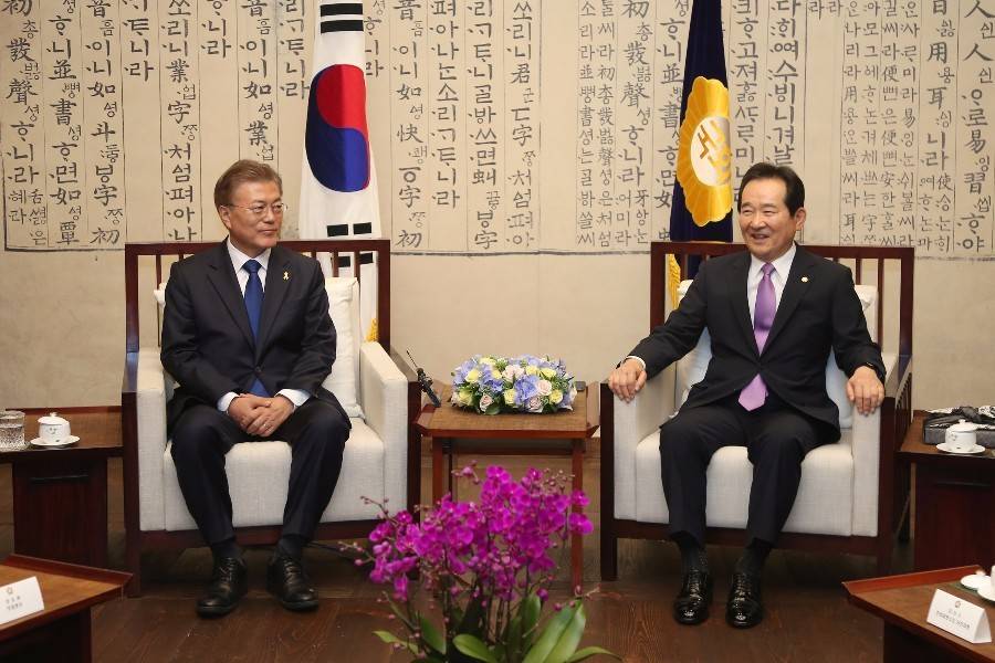 문 대통령에게 선물 건내는 정세균 국회의장 | 인스티즈