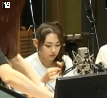 또 먹는 강미나.gif | 인스티즈