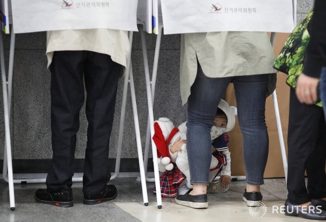 어린이날 부모님들 따라 투표장 온 아이들 .jpg | 인스티즈