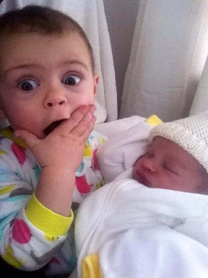 동생을 처음 본 아이들의 사랑스러운 반응.jpg | 인스티즈