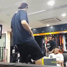 고향 갈생각에 기뻐서 락커룸에서 춤추는 외국인선수 gif | 인스티즈
