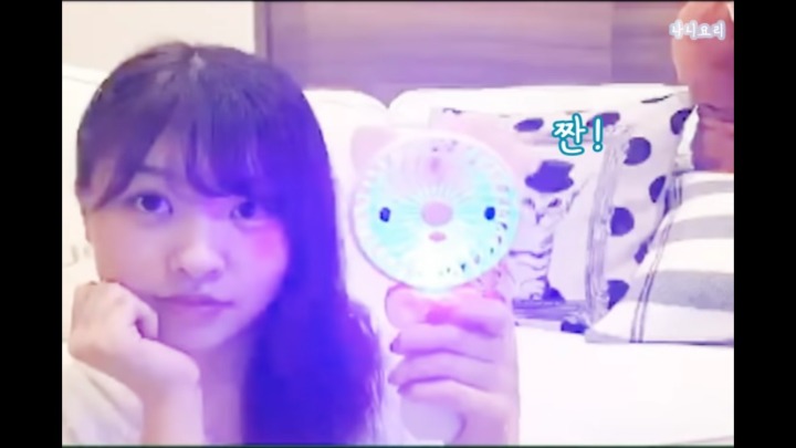 [프듀48] 쇼룸에서 최예나한테 선물받은 썰푸는 치요리.jpg (발캡쳐주의) | 인스티즈