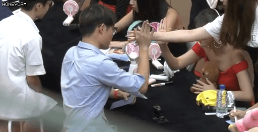 매니저에게 하이파이브 가로막힌 트와이스 팬의 최후.gif | 인스티즈