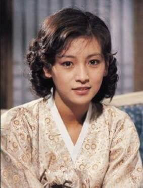 사람들이 쳐다봐서 땅만 쳐다보며 걸었다는 한 연예인.jpg | 인스티즈