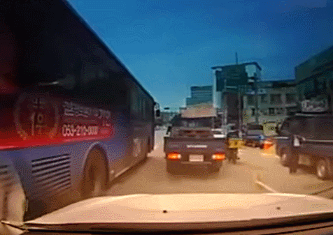버스와 트럭의 싸움 레전드.gif | 인스티즈