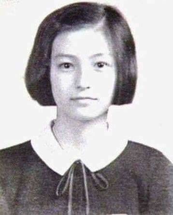 사람들이 쳐다봐서 땅만 쳐다보며 걸었다는 한 연예인.jpg | 인스티즈