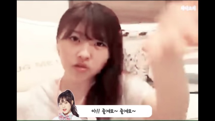 [프듀48] 쇼룸에서 최예나한테 선물받은 썰푸는 치요리.jpg (발캡쳐주의) | 인스티즈