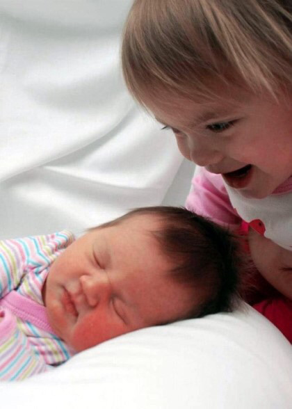 동생을 처음 본 아이들의 사랑스러운 반응.jpg | 인스티즈