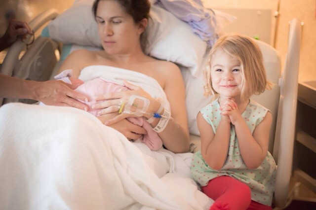 동생을 처음 본 아이들의 사랑스러운 반응.jpg | 인스티즈