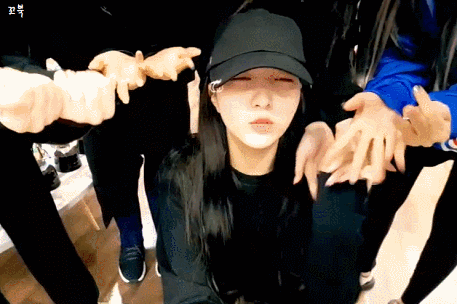 맏언니 소원 괴롭히는 여자친구.gif | 인스티즈