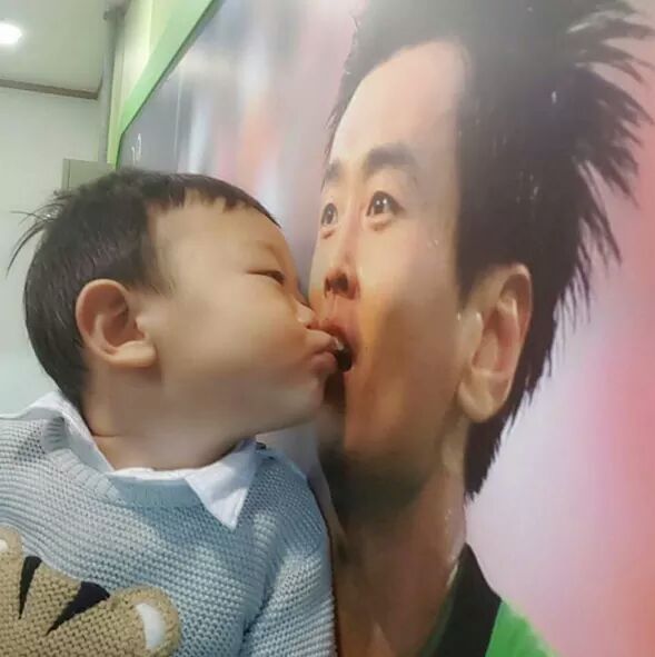 아빠에게 뽀뽀하는 대박이 | 인스티즈