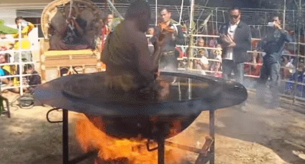 태국 끓는 기름에 들어가서 수행하는 스님 | 인스티즈