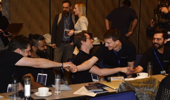 2국째 이세돌 꺾고 환호하는 알파고 개발팀원들.jpg | 인스티즈