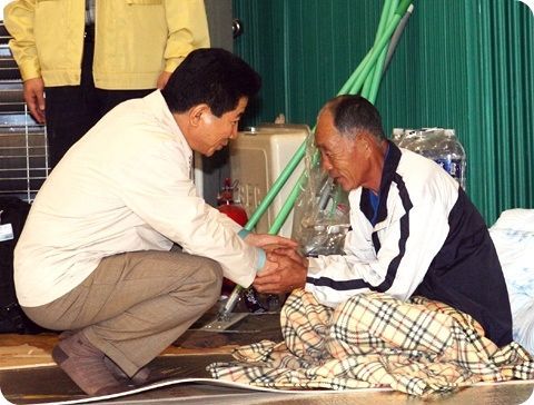 회의 참석자에게 [직접] 커피 타주던 [대통령] | 인스티즈