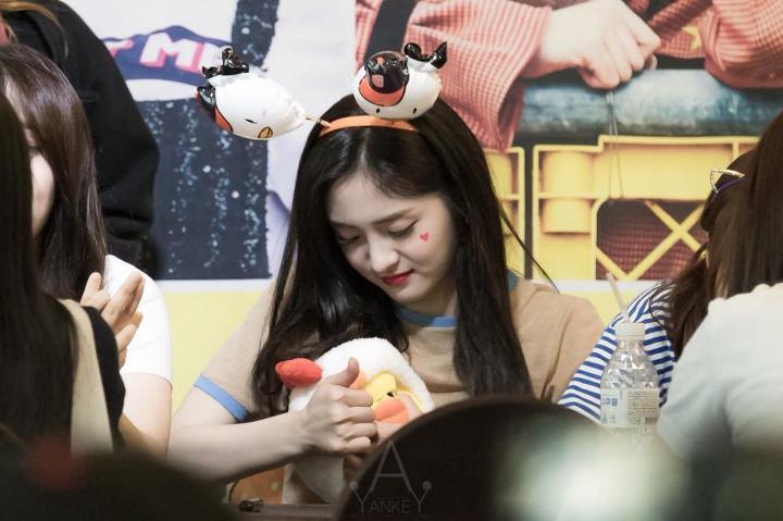 인형과 씨름하는 주결경 | 인스티즈