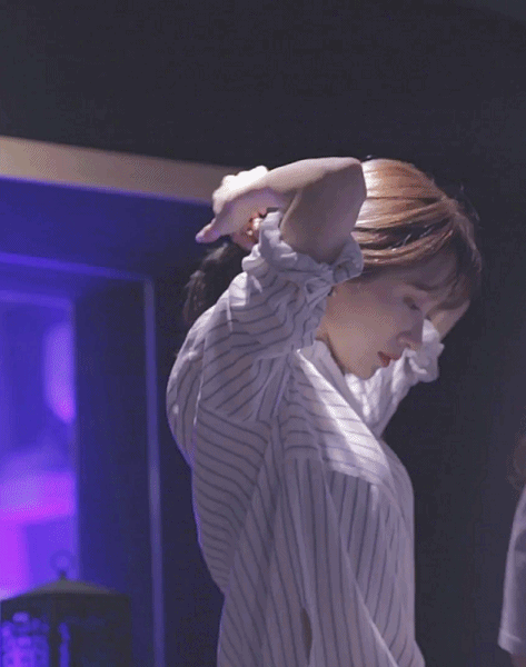 머리 묶는 하니.gif | 인스티즈