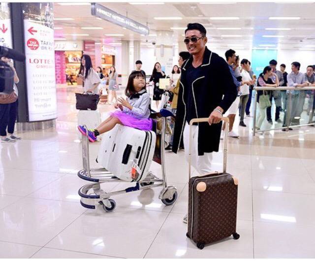 보디가드도 없이 입국하는 추사랑 | 인스티즈