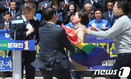 문재인한테 달려든 사람이랑 동일인물???? | 인스티즈