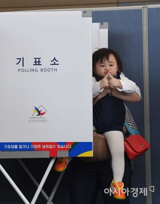 어린이날 부모님들 따라 투표장 온 아이들 .jpg | 인스티즈