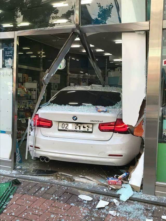 약국으로 돌진한 차 | 인스티즈