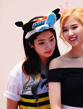 [트와이스] 인사도 하고싶고 하트도 하고싶은 사나 | 인스티즈