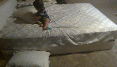 아기가 높은 침대에서 탈출하는 신박한 방법.gif | 인스티즈