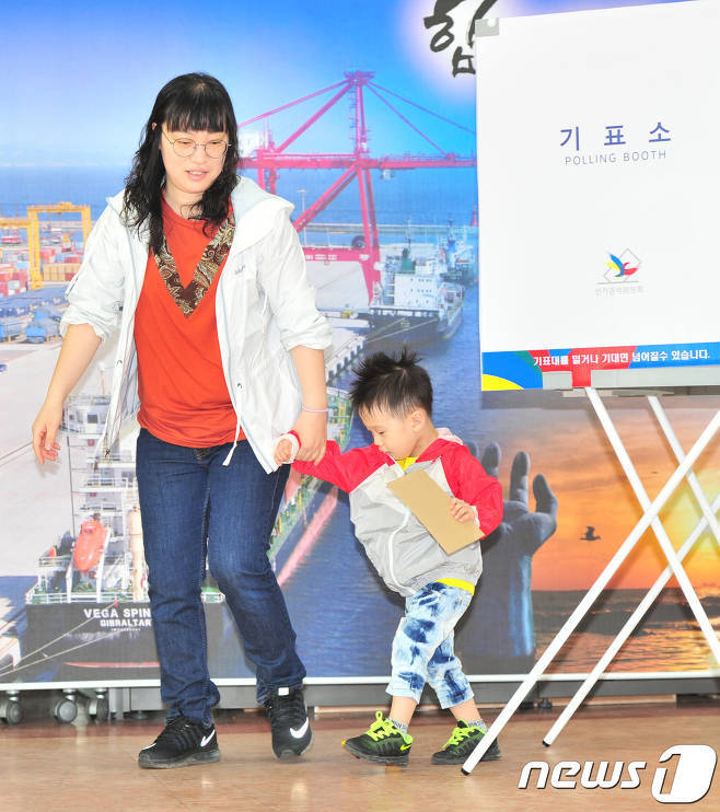 어린이날 부모님들 따라 투표장 온 아이들 .jpg | 인스티즈