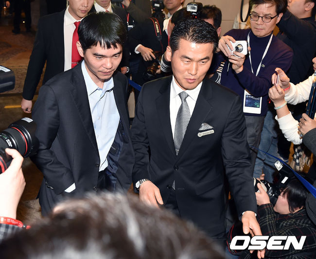 이세돌 4국 승리후 대국을 빠져나가는 모습 | 인스티즈