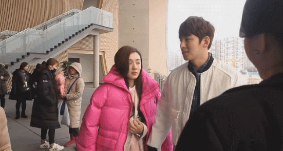 잘생긴 남자가 받는 눈빛.gif | 인스티즈