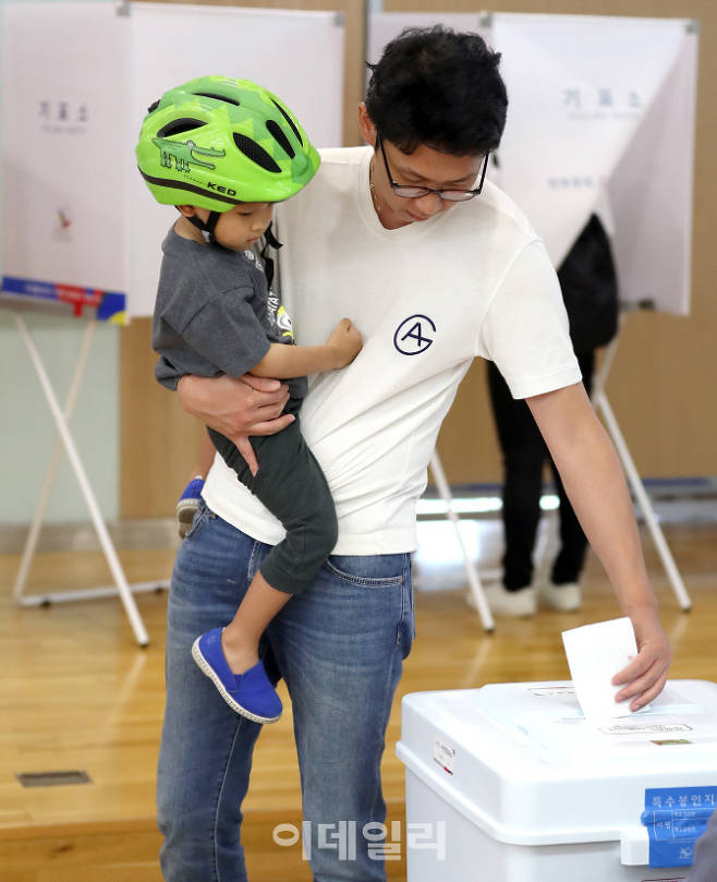 어린이날 부모님들 따라 투표장 온 아이들 .jpg | 인스티즈