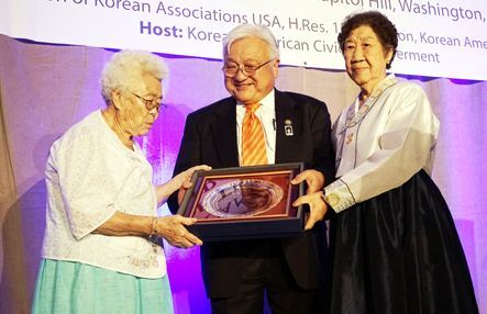 일본군 위안부 결의안을 발의하고 주도했던 마이크 혼다 의원 낙선 | 인스티즈