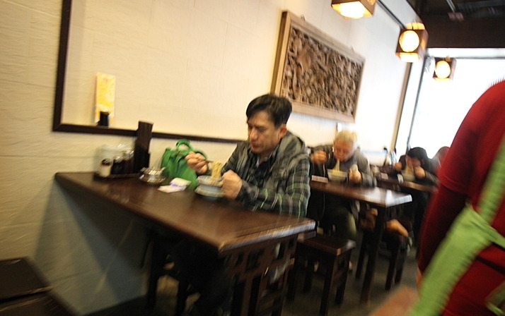 식당에서 혼자 밥먹는 안성기 닮은 홍콩 아저씨 | 인스티즈