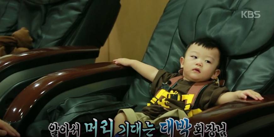 대박이가 찜질방에서 안마의자를 즐기는 방법 ㄷㄷㄷㄷ (아기 맞나?) JPG | 인스티즈